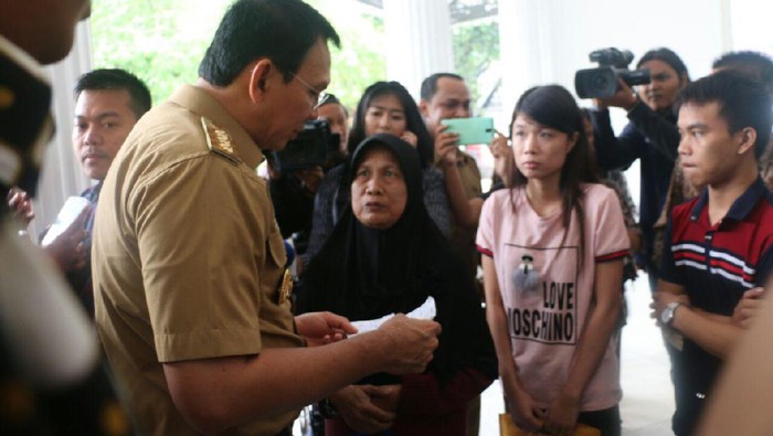 Ahok Terima Curhat Warga di Balai Kota Sebelum Jalani Sidang