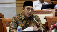 Menteri Agama Lukman Hakim Saifuddin saat hadiri rapat kerja bersama Komisi VIII DPR di Kompleks Parlemen, Senayan, Jakarta, Senin (13/2/2017).
