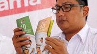Sampel selebaran kampanye hitam (black campaign) yang menyerang pasangan calon nomor 3 tersebut ditunjukan ke wartawan.