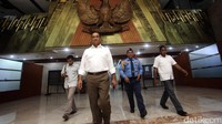 Anies datang ke DPR untuk memenuhi undangan Fraksi Gerindra DPR. Cagub DKI nomor urut 3 itu tiba sekitar pukul 10.30 WIB.