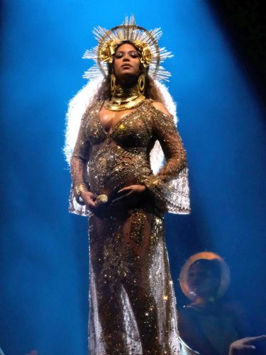 Hamil Anak Kembar, Beyonce Duduk Miring 45 Derajat di Panggung Grammys
