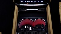 Di kursi belakang terdapat cup holder dengan pendingin dan penghangat, layar hiburan 10 inci dan sepasang meja lipat dengan balutan kulit.