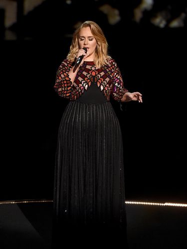 Butuh 1.600 Jam untuk Membuat Gaun Grammy Adele