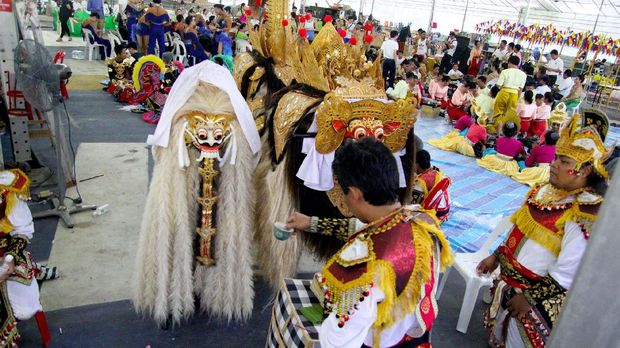 Rektor ISI Denpasar melakukan ritual pembersihan (dok Panta Rei)