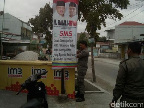 Satpol PP Pekanbaru Tertibkan Alat Peraga Kampenye