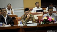 Tak sendiri, Menteri Agama Lukman Hakim Saifuddin juga didampingi Dirjen Penyelenggaraan Haji dan Umroh Kemenag Abdul Djamil (kanan).