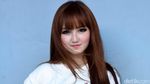 Whuzz! Saat Rambut Barbie Cikarang Tertiup Angin