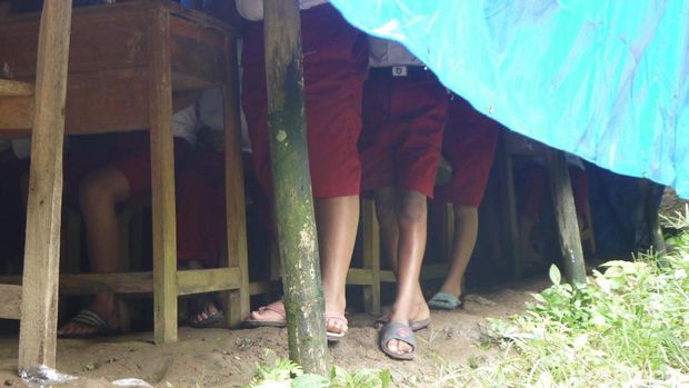 Ini di Kabupaten Bogor, SD Beratap Terpal dan Beralas Tanah