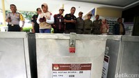 Petugas dari Kecamatan Tanah Abang, Jakarta Pusat, Senin (13/2/2017), mulai mendistribusikan 198 kotak suara ketujuh kelurahan.