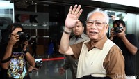 Salah satu anggota MKMK Bagir Manan terlihat hadir di Gedung KPK, Jalan Kuningan Persada, Jakarta Selatan, Senin (13/2/2017).