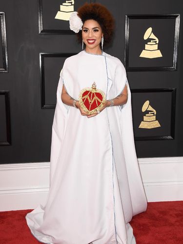 Gaun Grammys Penyanyi Ini Berslogan Kampanye Donald Trump