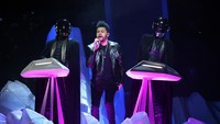 Aksi The Weeknd dan Daft Punk yang menampilkan lagu Starboy/I Feel It Coming. REUTERS/Lucy Nicholson
