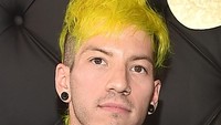 Josh Dun dari Twenty One Pilots tampil dengan gaya pixie super pendek dengan warna kuning dapat membawa dampak terlihat dinamis.  Alberto E. Rodriguez/Getty Images for NARAS
