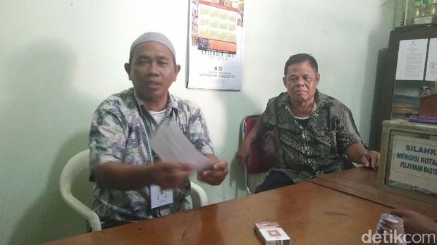 Pengurus RW di Semper bagikan kacamata / 