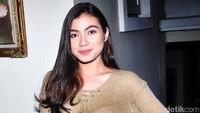 Meskipun sering mendapat peran antagonis, Haviza Devi tampak manis saat berpose di depan kamera. Pool/Noel/detikFoto.