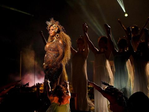 Hamil Anak Kembar, Beyonce Duduk Miring 45 Derajat di Panggung Grammys