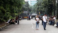 Sementara itu, massa pro-Ahok kali ini terlihat sepi di depan gedung Kementan. Hanya ada beberapa orang yang datang. Mereka juga tidak melakukan orasi.