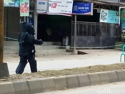 Tim Gegana Brimob Polda Kaltim mengamankan benda tersebut