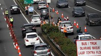 Polisi dengan sigap mengarahkan mobil-mobil dari arah Cawang ke jalur yang mengarah ke Slipi.