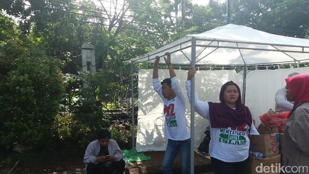 Massa kontra tiba di lokasi sidang Ahok