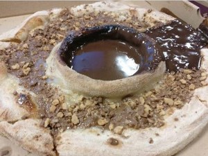 Pizza Kit Kat dengan Cocolan Cokelat Leleh Ini Mengecewakan Pelanggan