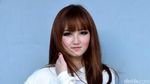 Whuzz! Saat Rambut Barbie Cikarang Tertiup Angin