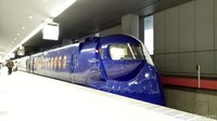 Foto: Adalah Rapi:t, kereta yang nyaman dari Bandara Internasional Kansai di prefektur Osaka, Jepang menuju pusat kota Osaka. Dengan warna biru tua, lokomotif kereta tampak pipih lancip seperti wujud kepala robot yang kerap ada di film anime robot Jepang (Dhani/detikTravel)