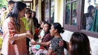 Puan menyapa korban banjir bandang. Pool/Kemenko PMK.
