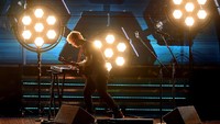 Penampilan sederhana namun menyentuh dari Ed Sheeran kala membawakan lagu Shapes of You. Kevin Winter/Getty Images for NARAS