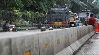 Seperti biasa pengamanan di luar gedung juga dilapisi kawat besi serta kendaraan taktis.