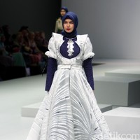 Busana terbaru Rya yang mengusung tema Side B di Indonesia Fashion Week 2017. Jakarta Convention Center. Senayan. Jakarta. [Foto: Mohammad Abduh/Wolipop]