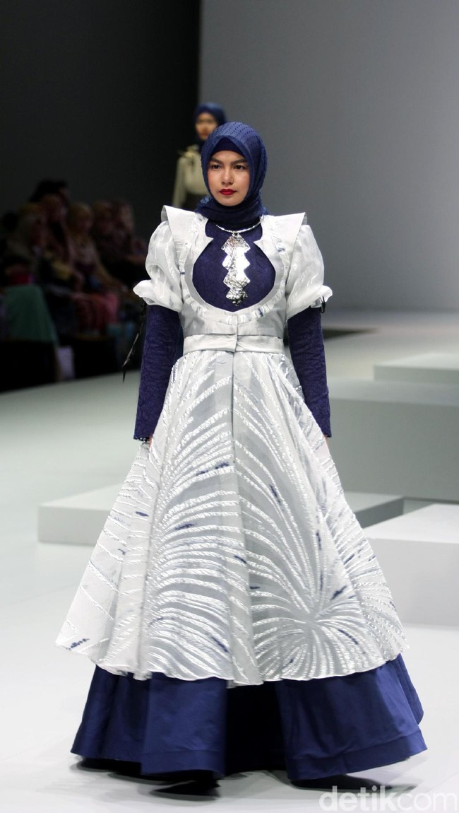Busana terbaru Rya yang mengusung tema Side B di Indonesia Fashion Week 2017. Jakarta Convention Center. Senayan. Jakarta. [Foto: Mohammad Abduh/Wolipop]