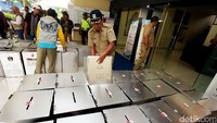 Kotak suara yang akan digunakan untuk Pemilihan Kepala Daerah (Pilkada) DKI 2017 telah tiba di setiap kantor kecamatan di Jakarta.