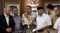 Fraksi Gerindra sepakat mendesak DPR untuk membentuk Pansus untuk menonaktifkan Ahok. Hal ini merupakan buntut dari keputusan Kemendagri untuk tidak menonaktifkan Ahok usai masa cutinya.