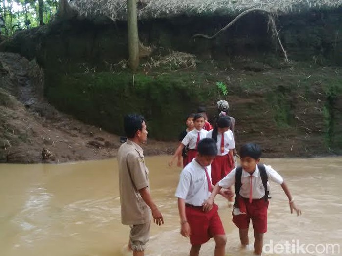Siswa di Grati Lintasi Sungai untuk Sekolah