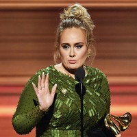 Rahasia penyanyi Adele merawat rambutnya adalah jarang mencuci rambut menggunakan sampo. Bahkan ia pernah dua bulan tidak keramas dengan sampo. Aku hanya mencucinya dengan air. Tadi malam aku mencuci dengan shampoo untuk pertama kalinya dalam dua bulan, aku pemenang Grammy Awards itu kepada majalah Glamour pada 2008 silam. (Foto: Kevin Winter/Getty Images for NARAS)