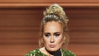 Selain itu, di tahun yang sama, Adele juga berhasil membawa pulang piala untuk kategori Best Pop Solo Performance dan Best Pop Vocal Album. Foto: Kevin Winter/Getty Images for NARAS