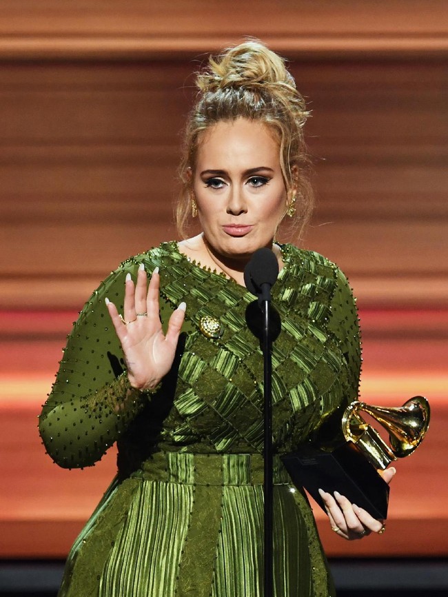Rahasia penyanyi Adele merawat rambutnya adalah jarang mencuci rambut menggunakan sampo. Bahkan ia pernah dua bulan tidak keramas dengan sampo. Aku hanya mencucinya dengan air. Tadi malam aku mencuci dengan shampoo untuk pertama kalinya dalam dua bulan, aku pemenang Grammy Awards itu kepada majalah Glamour pada 2008 silam. (Foto: Kevin Winter/Getty Images for NARAS)