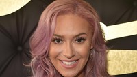 Kaya Jones tampil dengan gaya rambut ombre. Volume rambutnya tersebut membuatnya terlihat lebih menawan. Alberto E. Rodriguez/Getty Images for NARAS