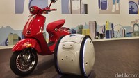 Motor Piaggio Group dan robot Gita. Kilo dan Gita dikembangkan oleh sebuah anak perusahaan Piaggio Group, Piaggio Fast Forward di Amerika. Foto: Piaggio Group