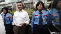 Anies menuju lokasi acara dengan didamping Pamdal DPR.