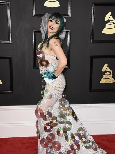 Unik, Penyanyi Bergaun Puluhan Keping CD di Grammy Awards
