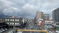 Foto: Selepas itu, pemandangan kota tersuguhkan dengan rumah-rumah khas Jepang. Mobil yang sedang lalu lalang juga terlihat (Dhani/detikTravel)