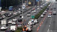 Mobil-mobil menggunakan jalur dari berlawanan untuk menuju Slipi.