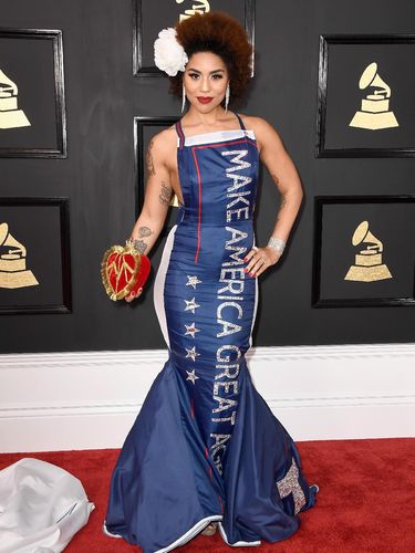 Gaun Grammys Penyanyi Ini Berslogan Kampanye Donald Trump