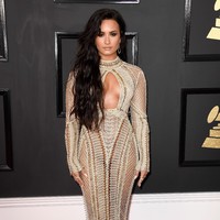 Di Grammy Awards 2017,  pelantun Skyscraper ini tampil seduktif dengan naked dress karya Julien MacDonald. (Foto: Frazer Harrison/Getty Images)
