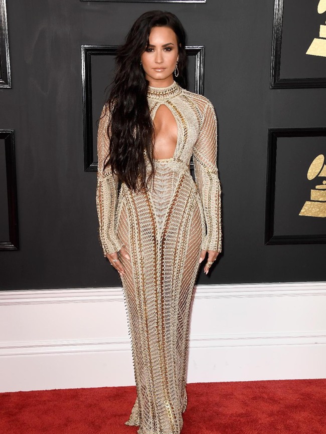 Di Grammy Awards 2017,  pelantun Skyscraper ini tampil seduktif dengan naked dress karya Julien MacDonald. (Foto: Frazer Harrison/Getty Images)