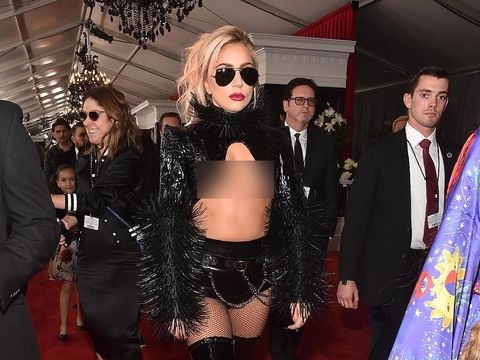 Sederet Pesohor yang Menutup Puting dengan Plester