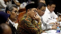 Menteri Agama Lukman Hakim Saifuddin menyimak pertanyaan Komisi VIII.