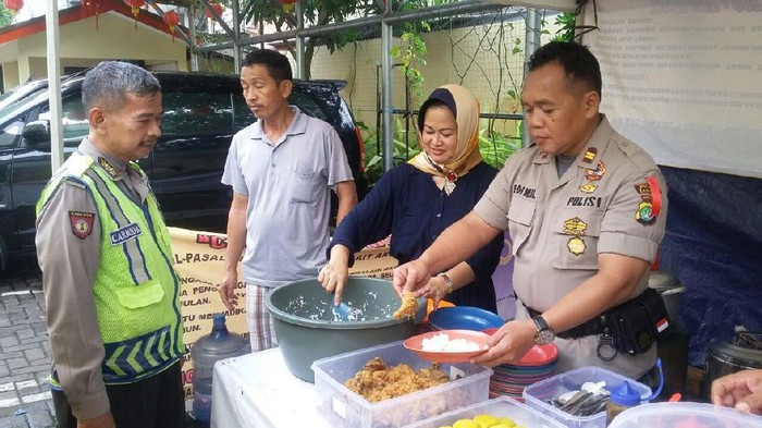 Jelang Pencoblosan, Polsek Tambora Buat Dapur Umum untuk Brimob